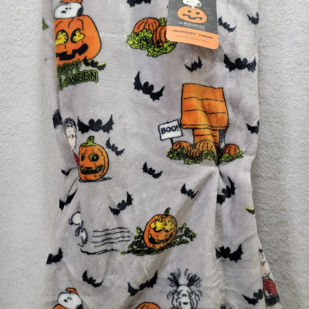 Peanuts‎ Snoopy Halloween Pumpkins VelvetLoft Throw Blanket Berkshire Home 60x70
